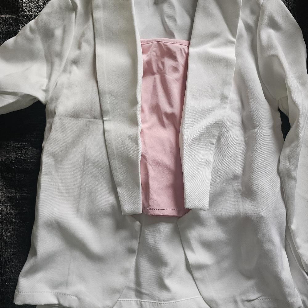 NWT White pant suit with pink top. Size 6